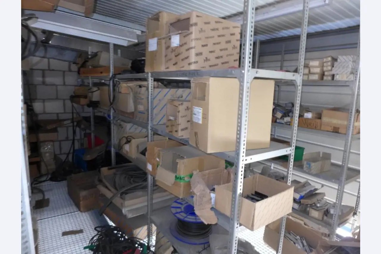 Equipement d'entreprise et de commerce dans le domaine de la construction métallique et de la soudure<br>.-26