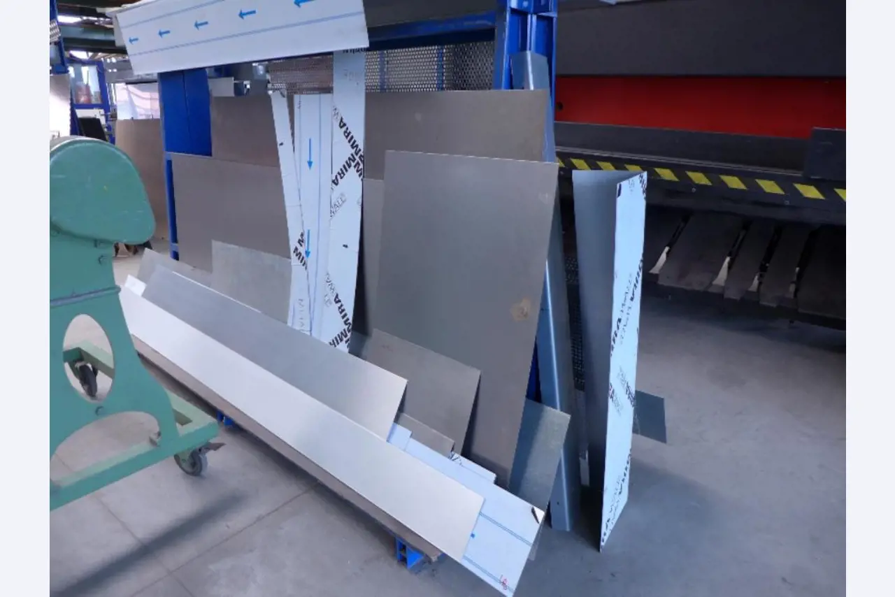 Equipement d'entreprise et de commerce dans le domaine de la construction métallique et de la soudure<br>.-28