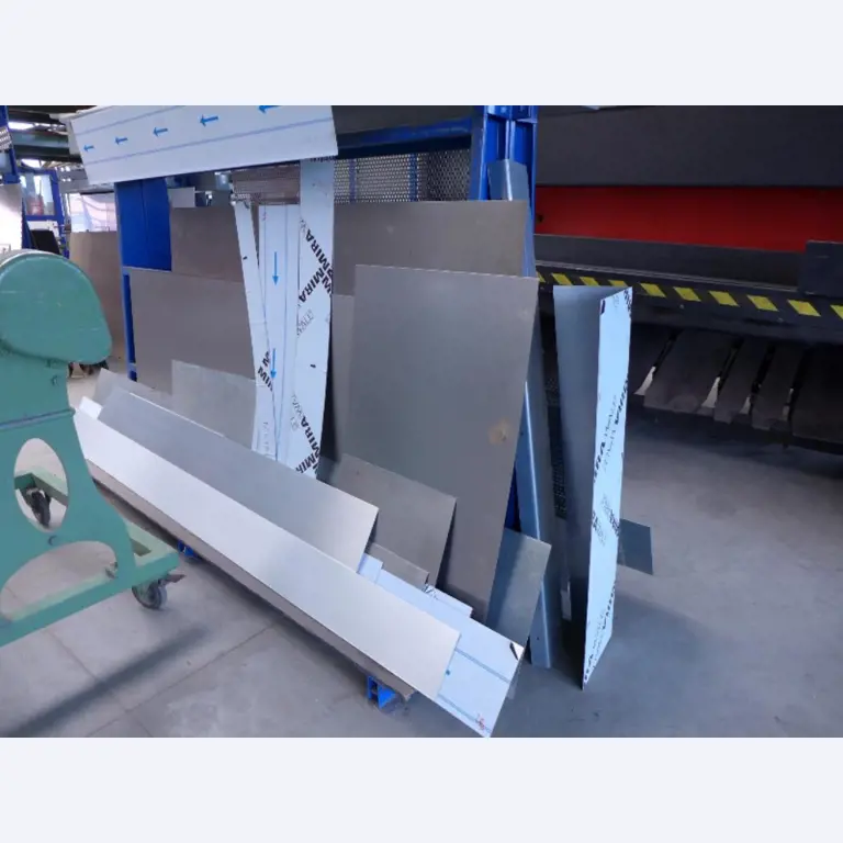 Equipement d'entreprise et de commerce dans le domaine de la construction métallique et de la soudure<br>.-28