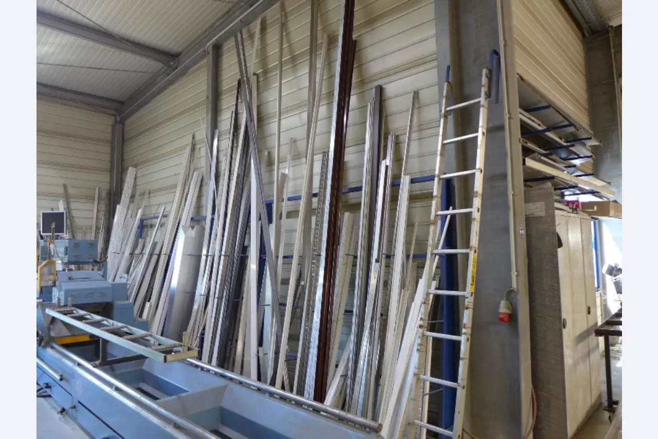 Equipement d'entreprise et de commerce dans le domaine de la construction métallique et de la soudure<br>.-29