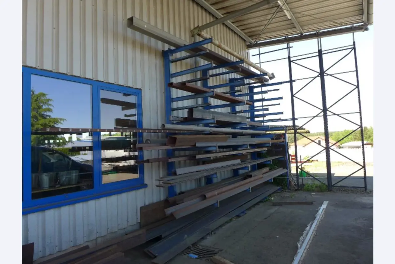 Equipement d'entreprise et de commerce dans le domaine de la construction métallique et de la soudure<br>.-30