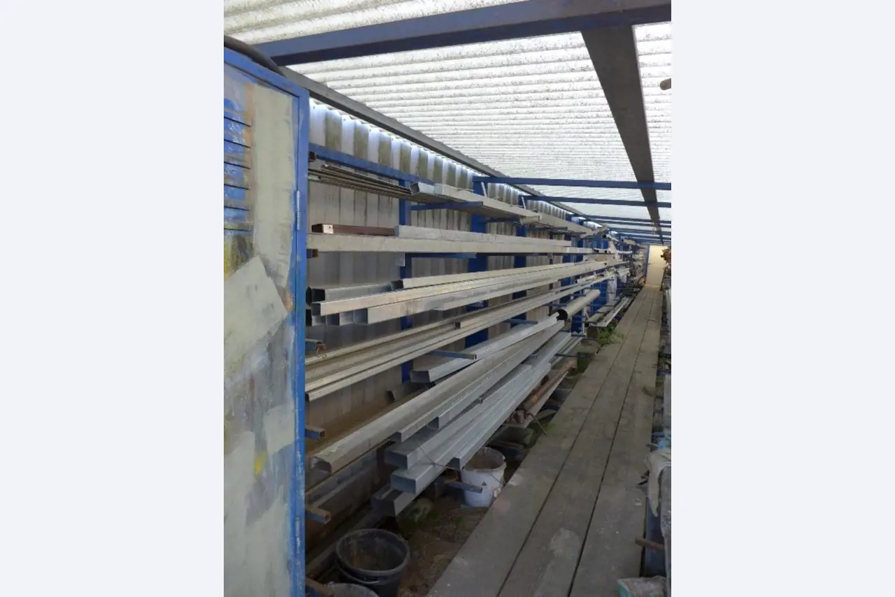 Equipement d'entreprise et de commerce dans le domaine de la construction métallique et de la soudure<br>.-31