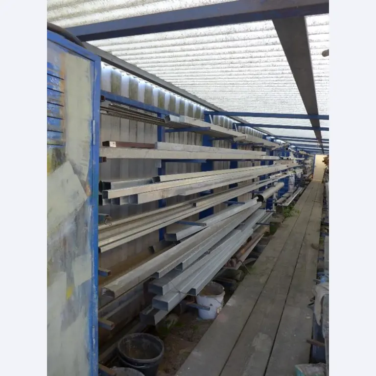 Equipement d'entreprise et de commerce dans le domaine de la construction métallique et de la soudure<br>.-31