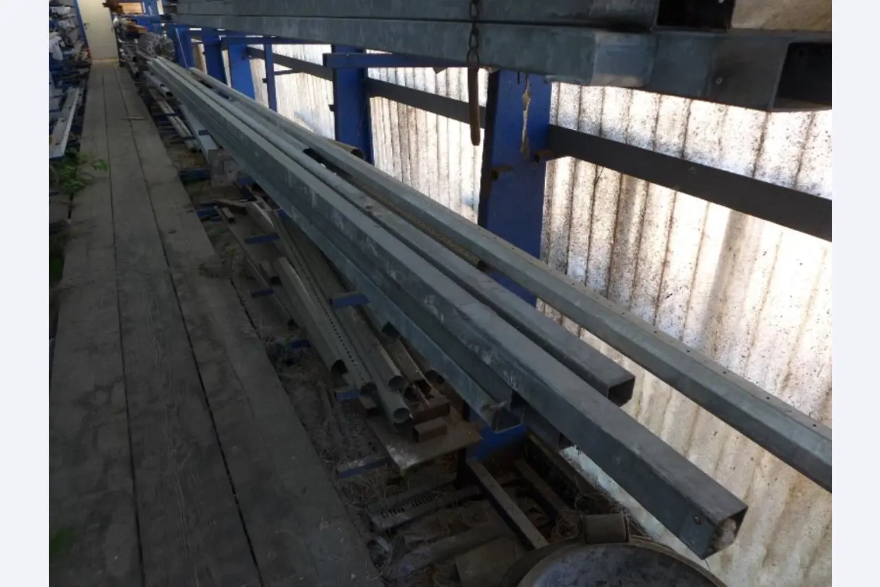 Equipement d'entreprise et de commerce dans le domaine de la construction métallique et de la soudure<br>.-32