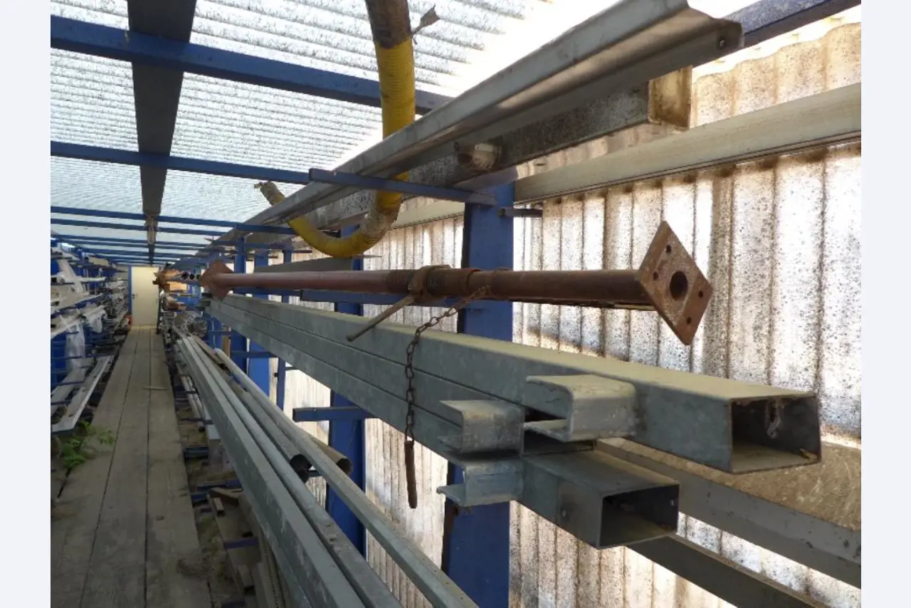 Equipement d'entreprise et de commerce dans le domaine de la construction métallique et de la soudure<br>.-33