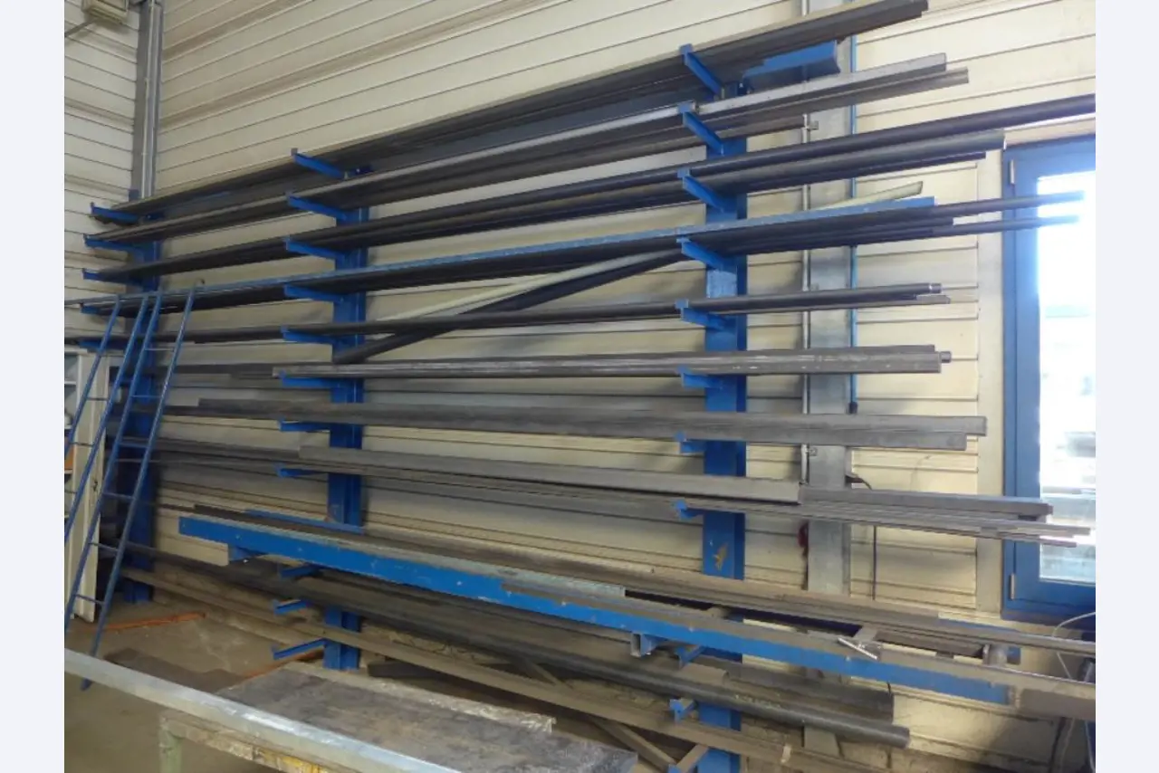 Equipement d'entreprise et de commerce dans le domaine de la construction métallique et de la soudure<br>.-4