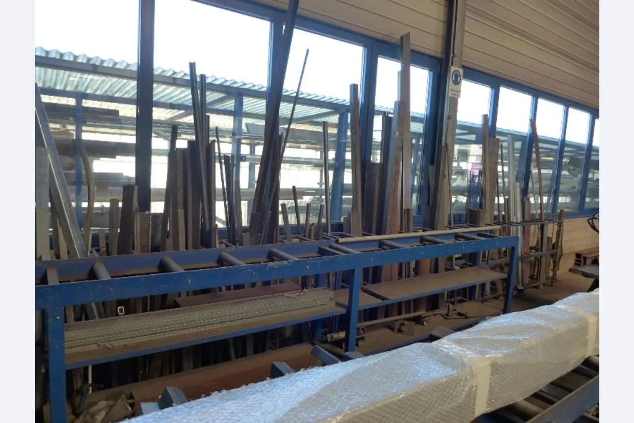 Equipement d'entreprise et de commerce dans le domaine de la construction métallique et de la soudure<br>.-5