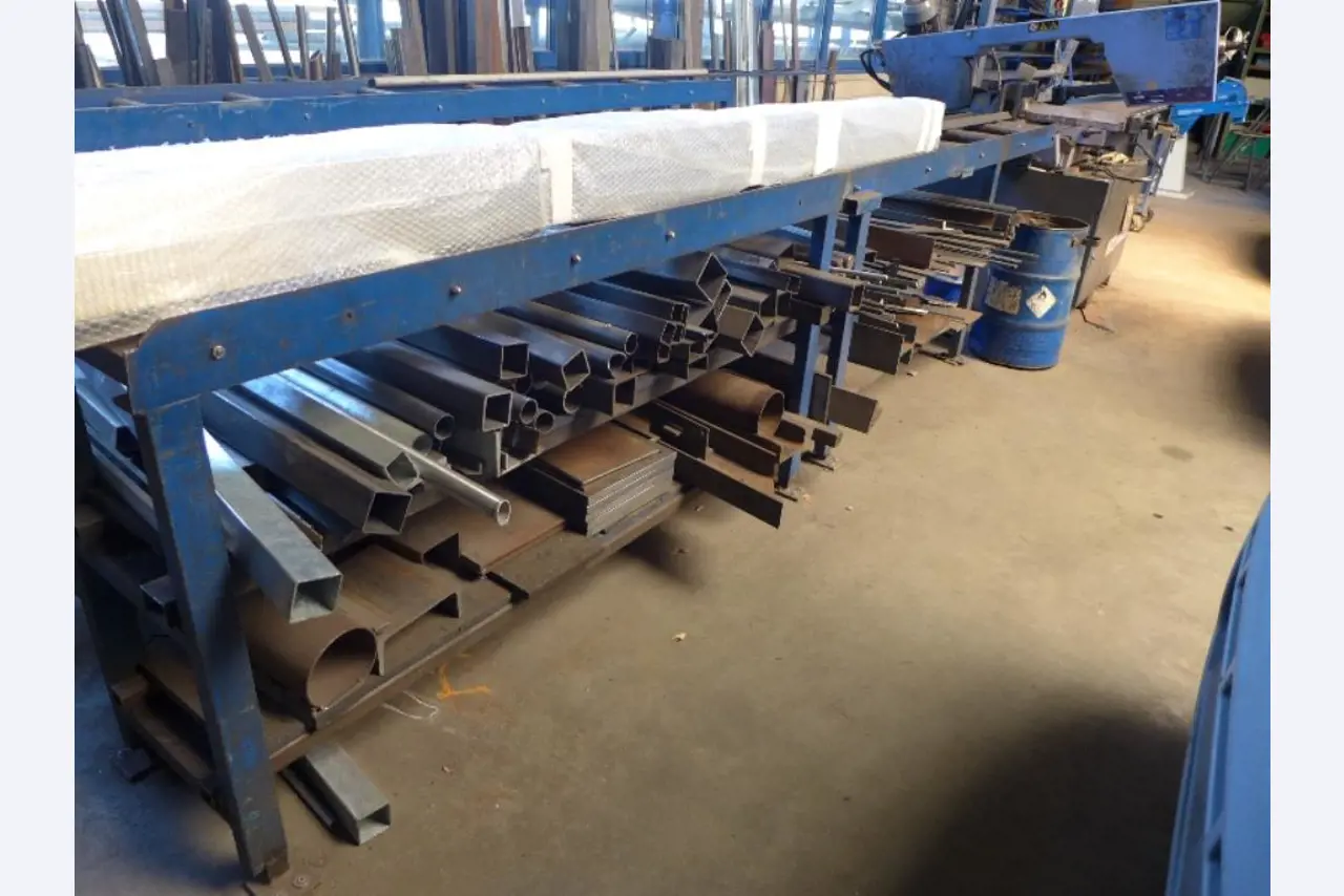 Equipement d'entreprise et de commerce dans le domaine de la construction métallique et de la soudure<br>.-6