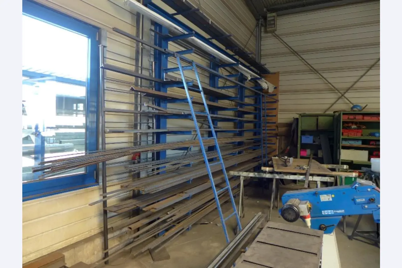 Equipement d'entreprise et de commerce dans le domaine de la construction métallique et de la soudure<br>.-7