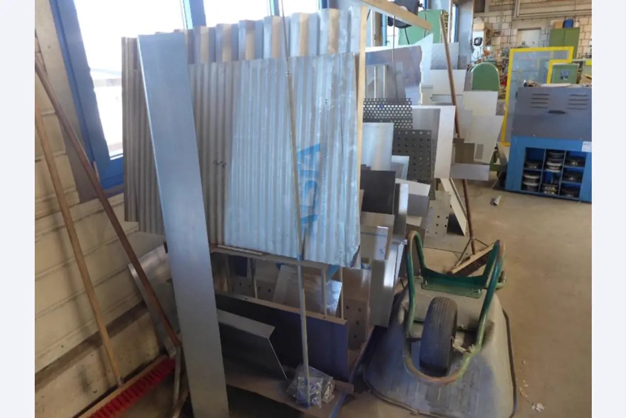 Equipement d'entreprise et de commerce dans le domaine de la construction métallique et de la soudure<br>.-8