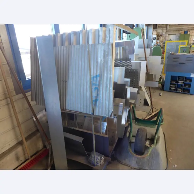 Equipement d'entreprise et de commerce dans le domaine de la construction métallique et de la soudure<br>.-8