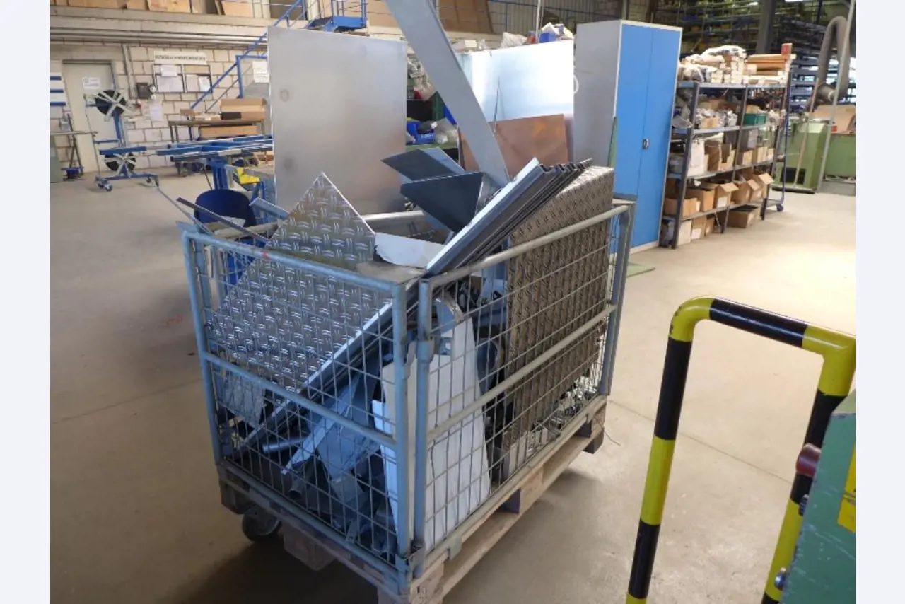 Equipement d'entreprise et de commerce dans le domaine de la construction métallique et de la soudure<br>.-9