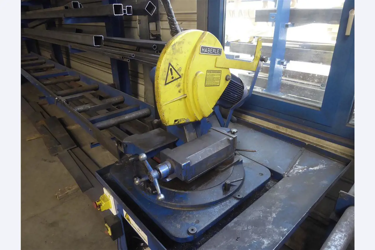 Equipement d'entreprise et de commerce dans le domaine de la construction métallique et de la soudure<br>.-3