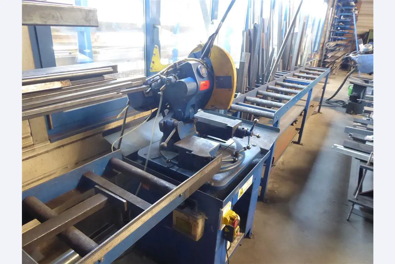 Equipement d'entreprise et de commerce dans le domaine de la construction métallique et de la soudure<br>.-4