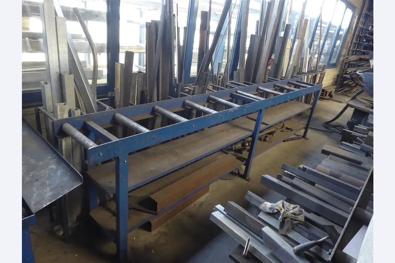 Equipement d'entreprise et de commerce dans le domaine de la construction métallique et de la soudure<br>.-6