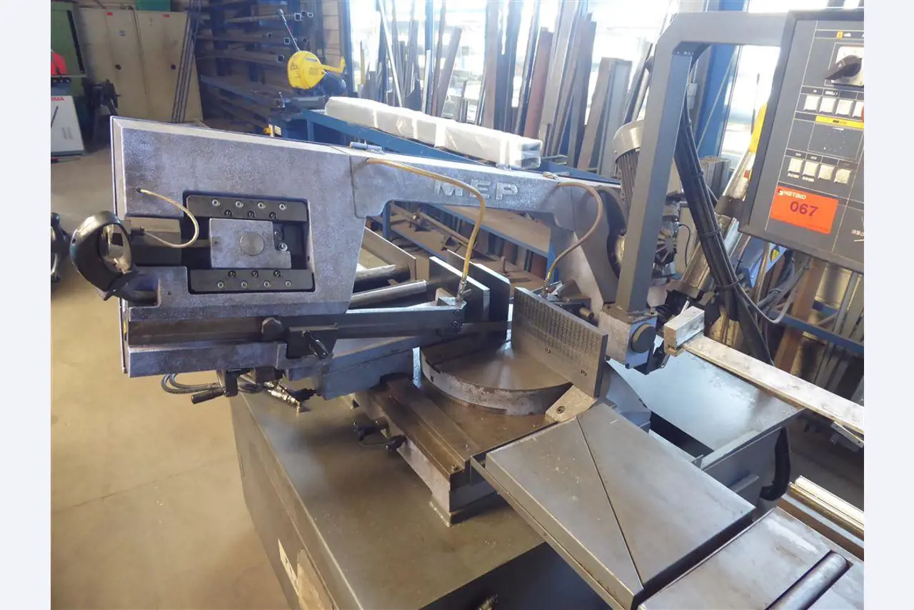 Equipement d'entreprise et de commerce dans le domaine de la construction métallique et de la soudure<br>.-4