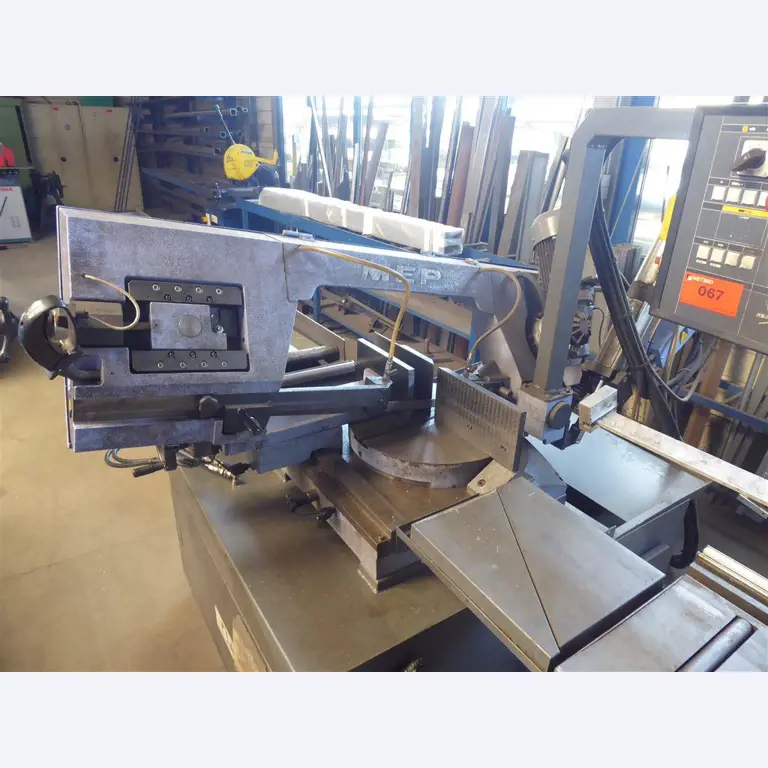 Equipement d'entreprise et de commerce dans le domaine de la construction métallique et de la soudure<br>.-4