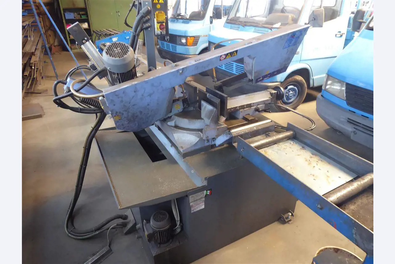 Equipement d'entreprise et de commerce dans le domaine de la construction métallique et de la soudure<br>.-6