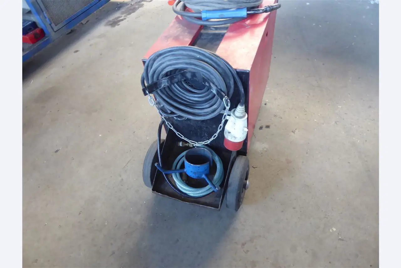 factory and office equipment from the steel and metal construction sector, welding technology<br>-3