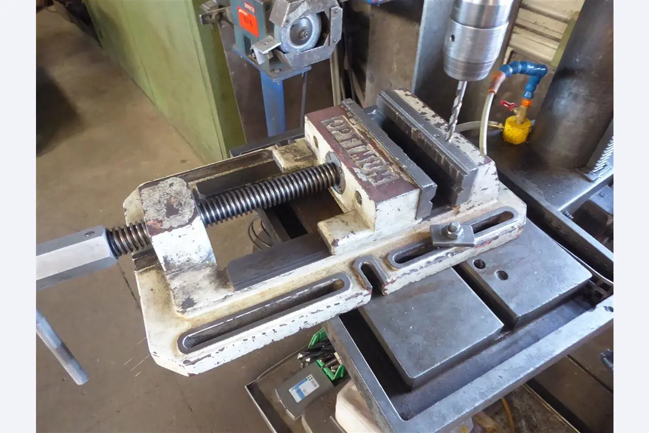 Equipement d'entreprise et de commerce dans le domaine de la construction métallique et de la soudure<br>.-3