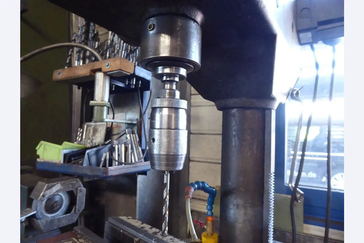 Equipement d'entreprise et de commerce dans le domaine de la construction métallique et de la soudure<br>.-4