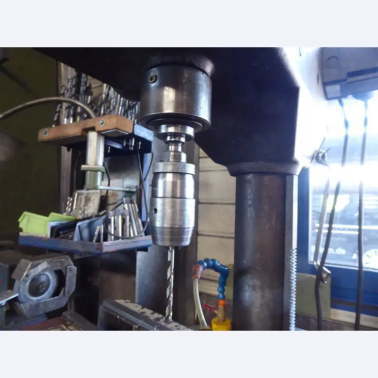 Equipement d'entreprise et de commerce dans le domaine de la construction métallique et de la soudure<br>.-4