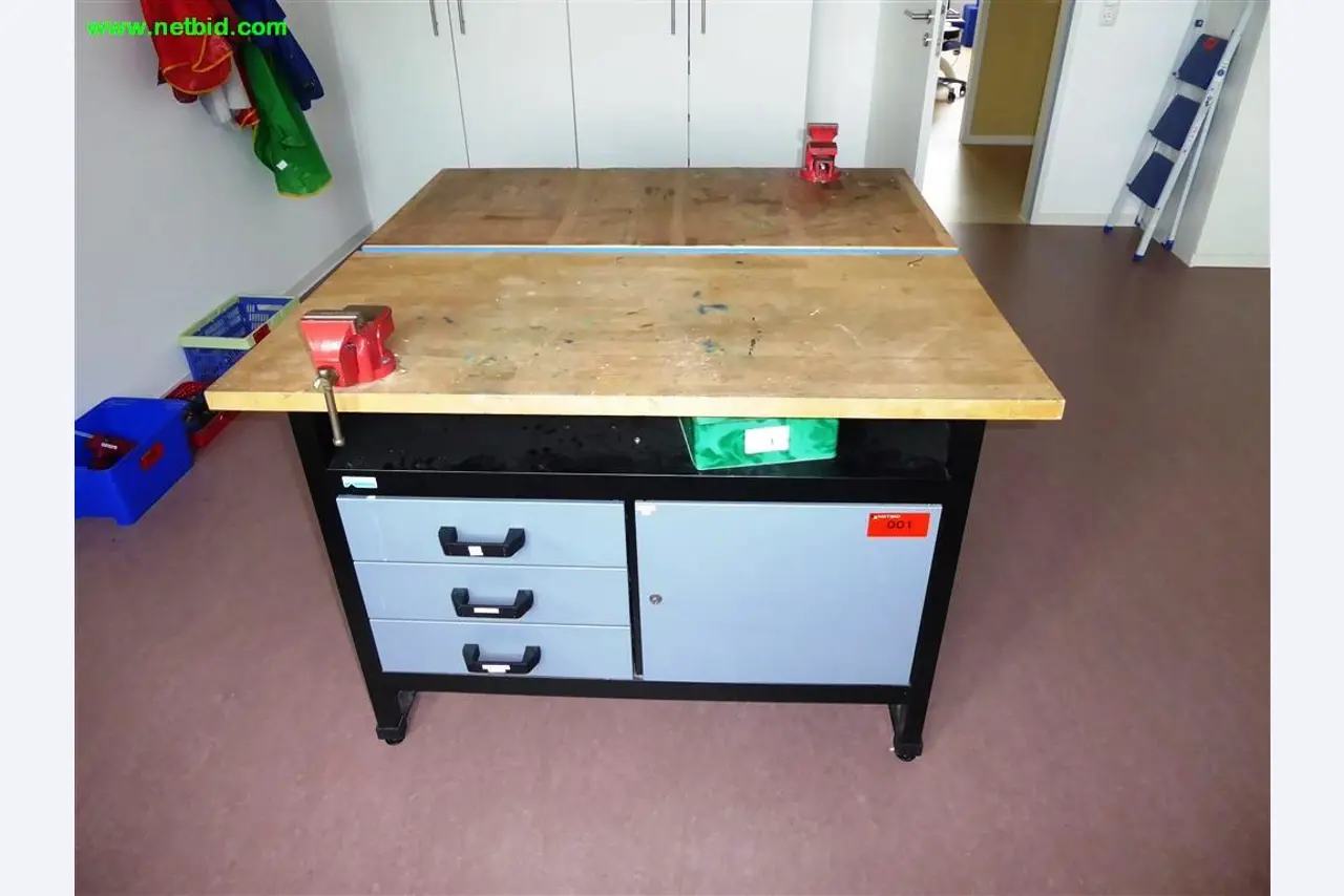 Therapiegeräte sowie die Betriebs- und Geschäftsausstattung<br>
-1