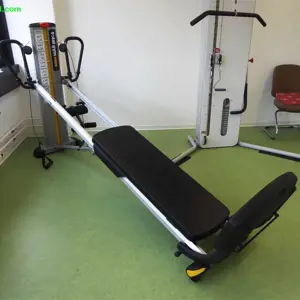 Vertikalni izvlečni stroj s kotno mizo Total Gym GTS