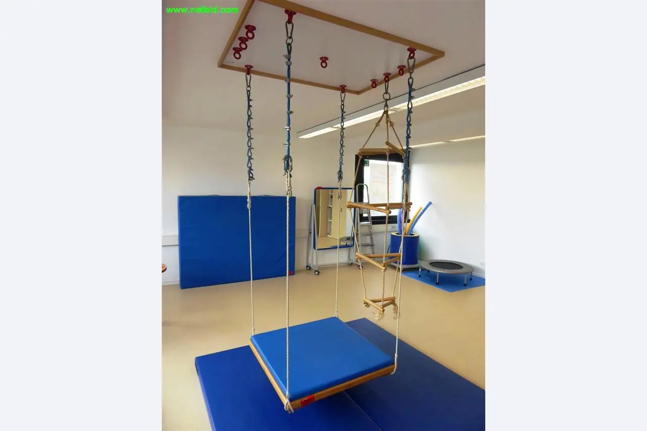 Equipamento terapêutico e equipamento operacional e de escritório<br>
-1