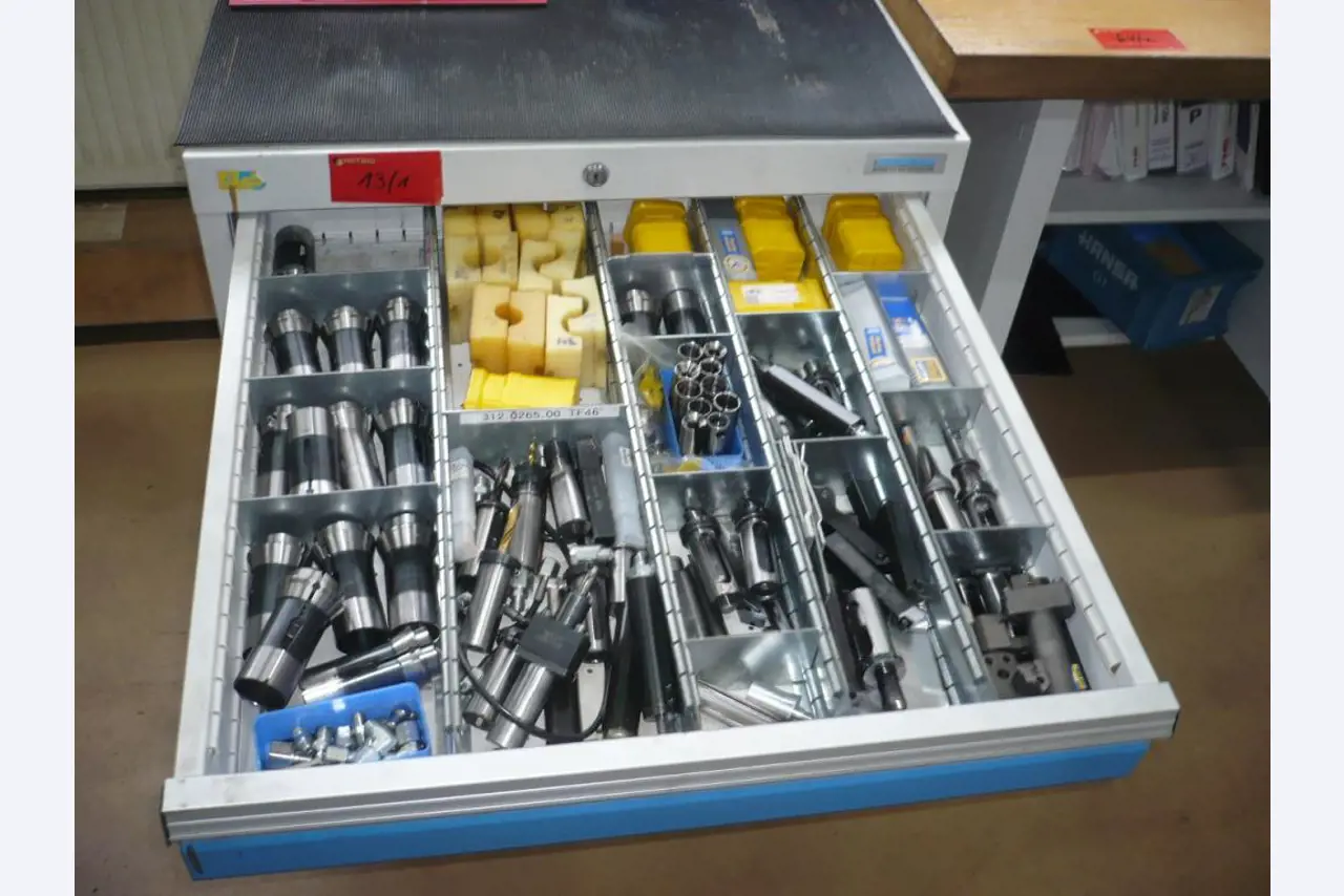 CNC soustruhy a frézky, CNC brusky, CNC obráběcí centra-2