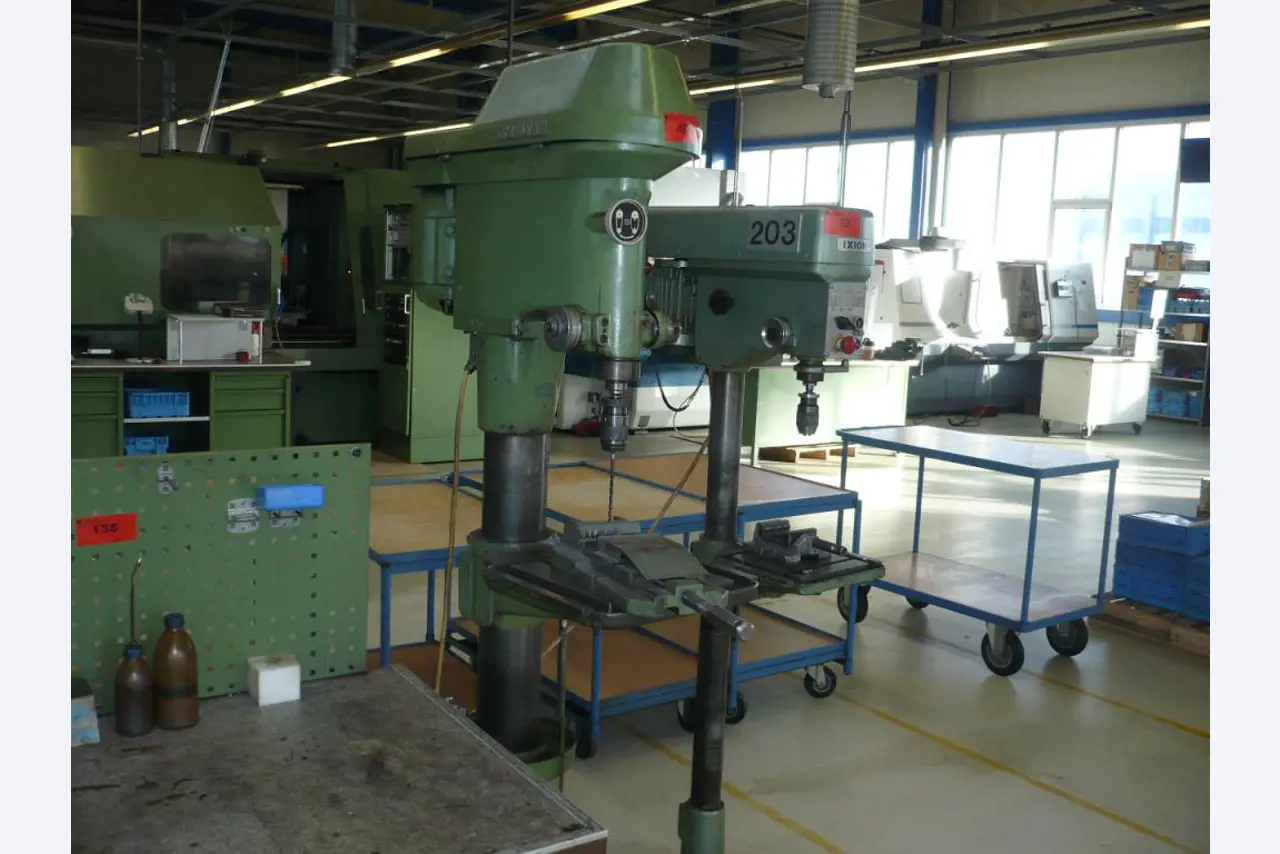 Tornos e fresadoras CNC, rectificadoras CNC, centros de maquinagem CNC-1