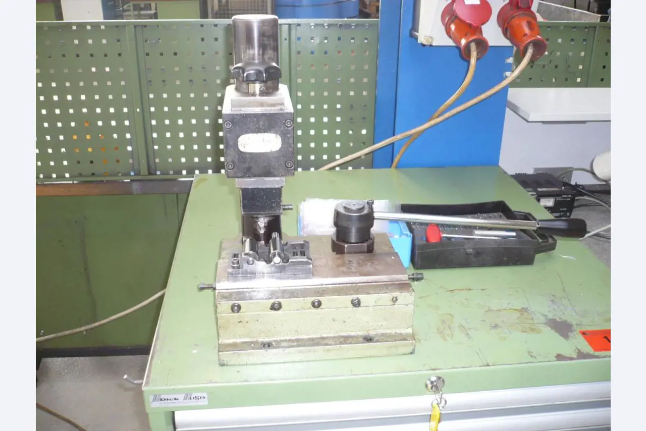 Tornos e fresadoras CNC, rectificadoras CNC, centros de maquinagem CNC-3