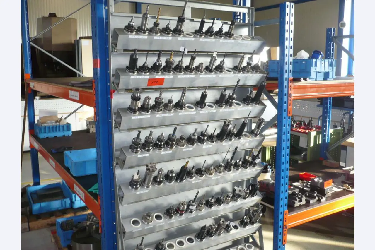 CNC soustruhy a frézky, CNC brusky, CNC obráběcí centra-1