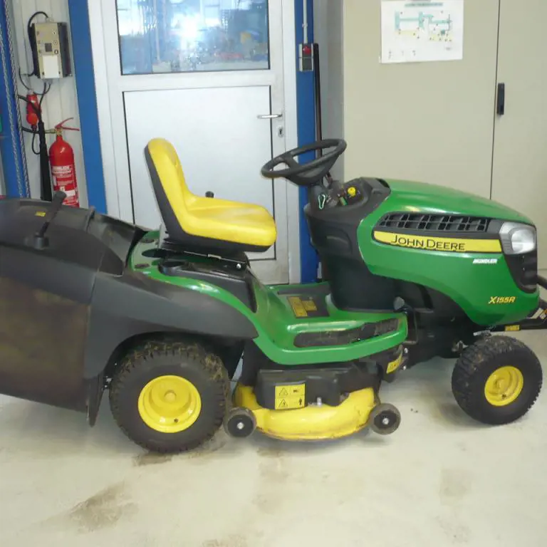 Tractor de césped John Deere X155R