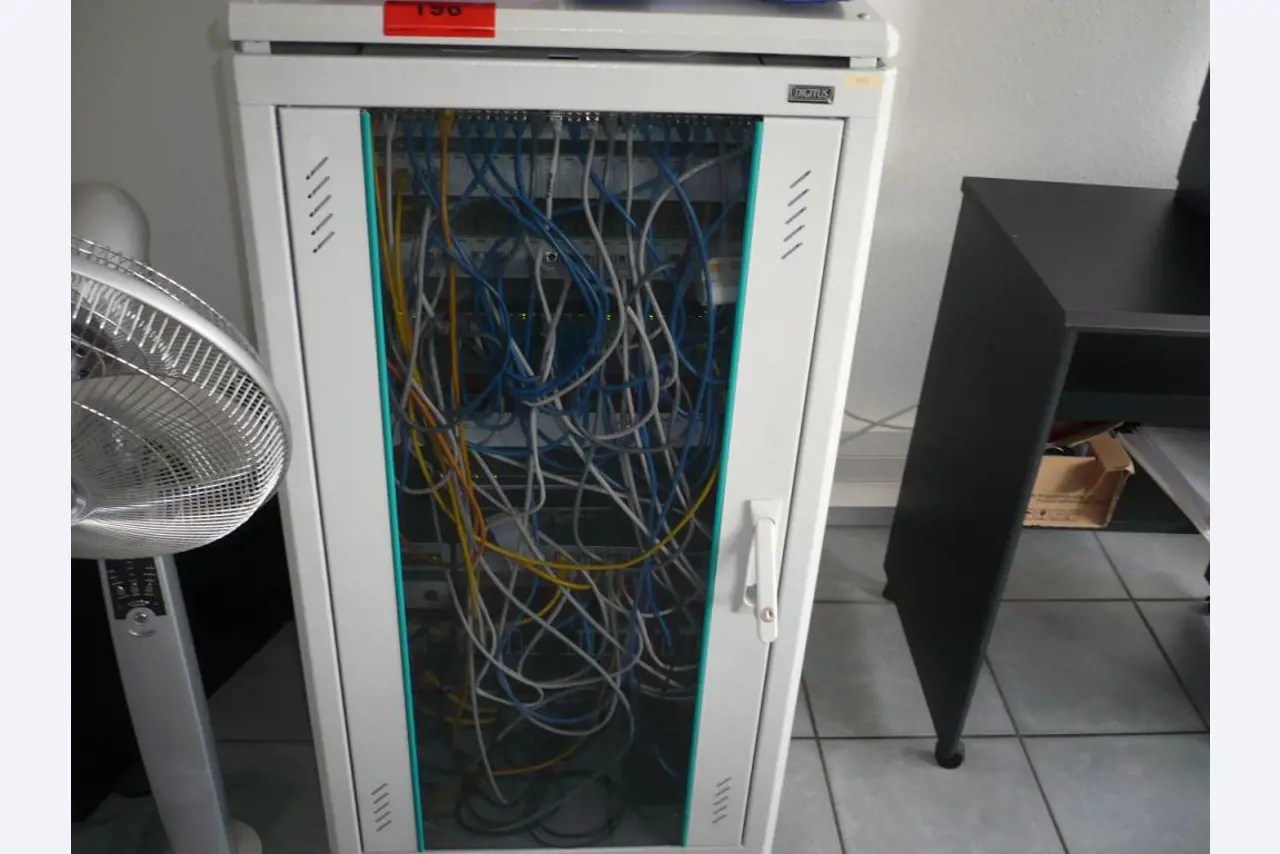 CNC soustruhy a frézky, CNC brusky, CNC obráběcí centra-1