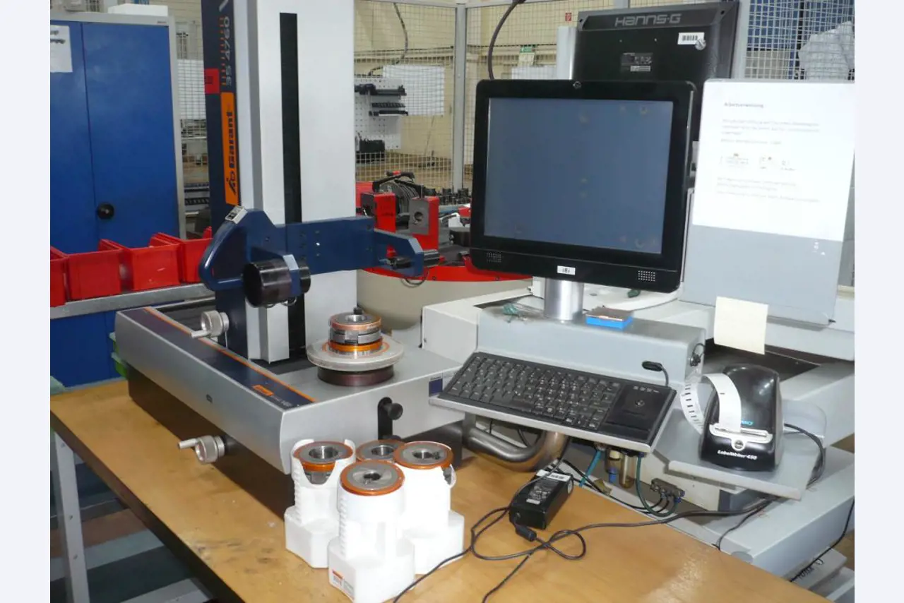 Tornos e fresadoras CNC, rectificadoras CNC, centros de maquinagem CNC-2