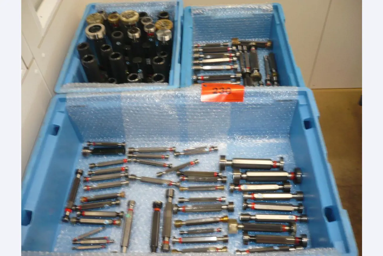 Tornos e fresadoras CNC, rectificadoras CNC, centros de maquinagem CNC-1