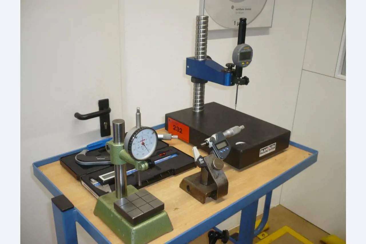 Tornos e fresadoras CNC, rectificadoras CNC, centros de maquinagem CNC-1