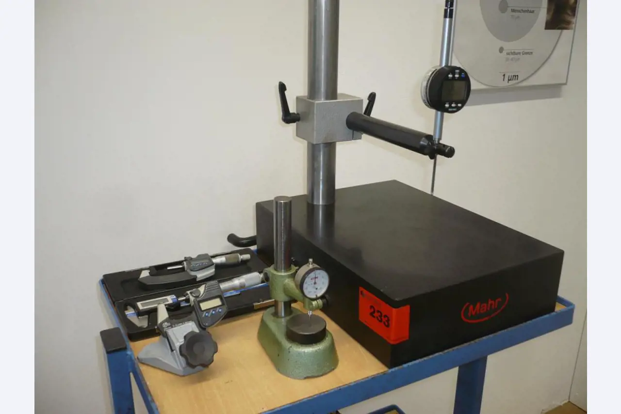 Tornos e fresadoras CNC, rectificadoras CNC, centros de maquinagem CNC-1