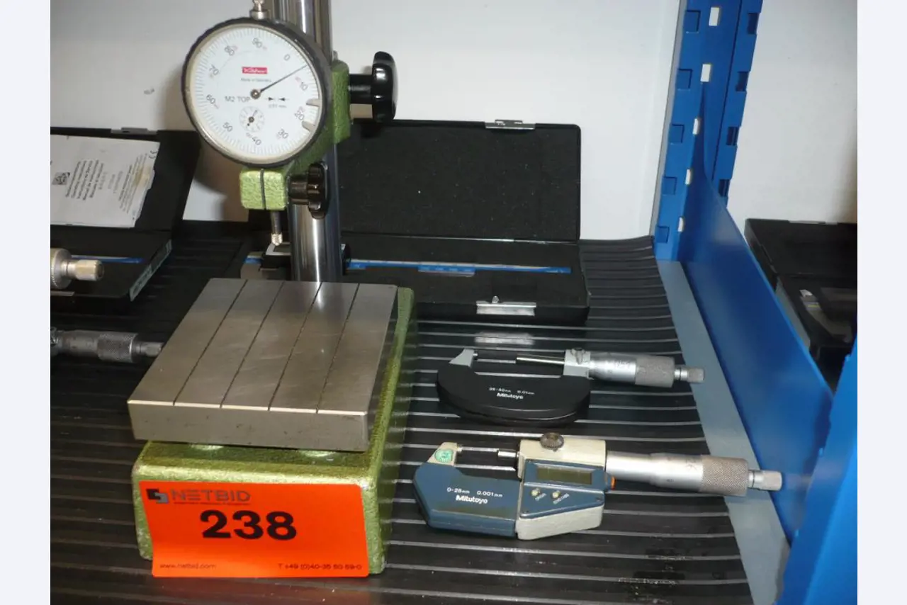 Stroji za struženje in rezkanje CNC, brusilni stroji CNC, obdelovalni centri CNC-1