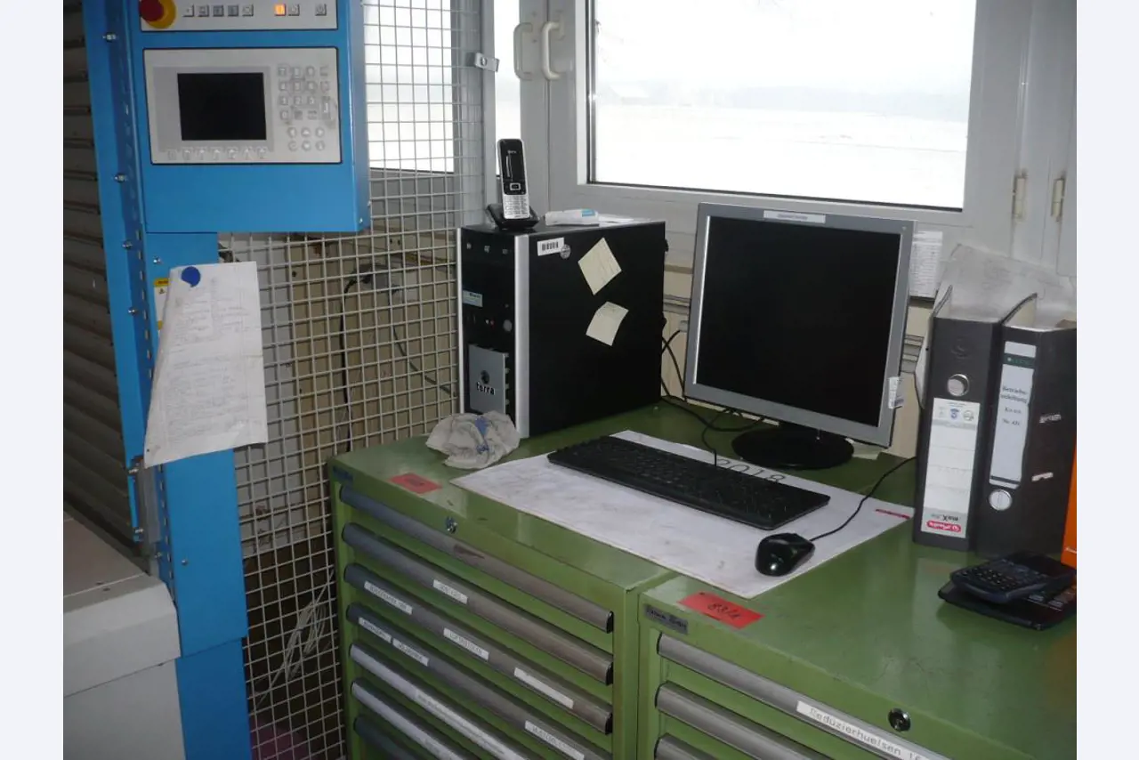 CNC-Dreh-und Fräsmaschinen, CNC-Schleifmaschinen, CNC-Bearbeitungszentren-8