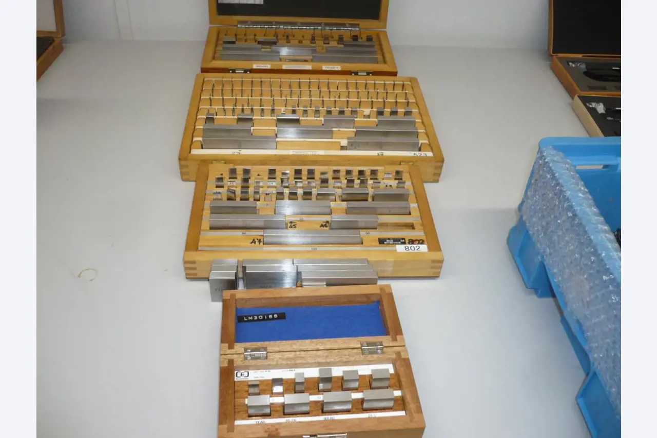 Tornos e fresadoras CNC, rectificadoras CNC, centros de maquinagem CNC-1