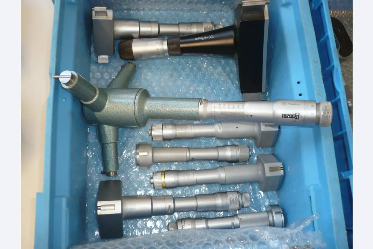 Tornos e fresadoras CNC, rectificadoras CNC, centros de maquinagem CNC-1