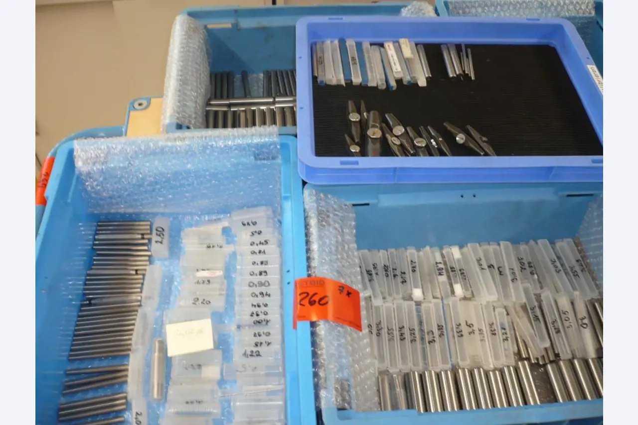 Tornos e fresadoras CNC, rectificadoras CNC, centros de maquinagem CNC-1