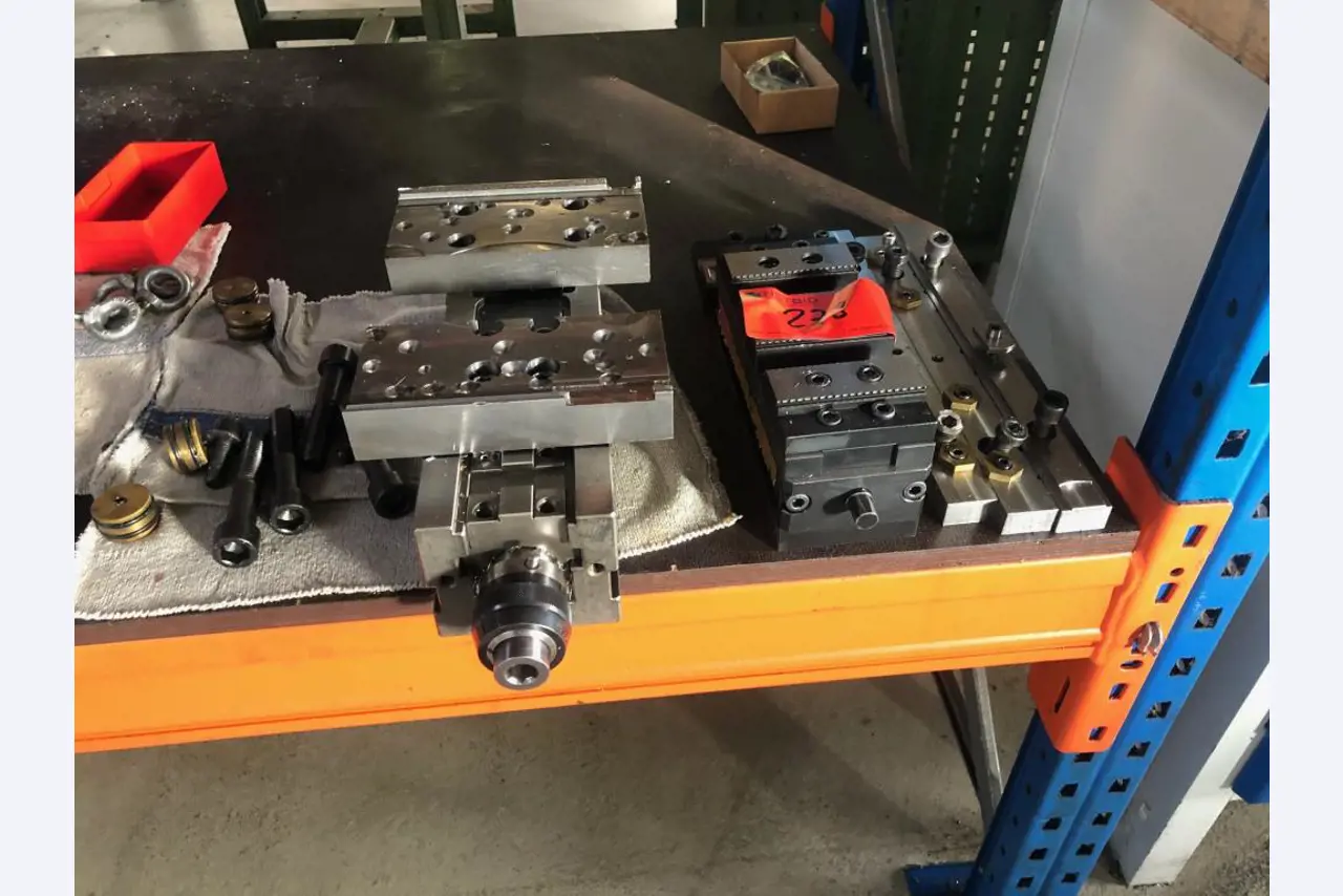 Tornos e fresadoras CNC, rectificadoras CNC, centros de maquinagem CNC-1