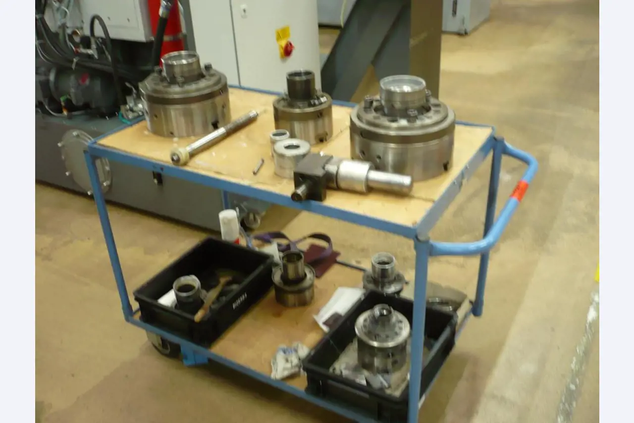 Tornos e fresadoras CNC, rectificadoras CNC, centros de maquinagem CNC-1