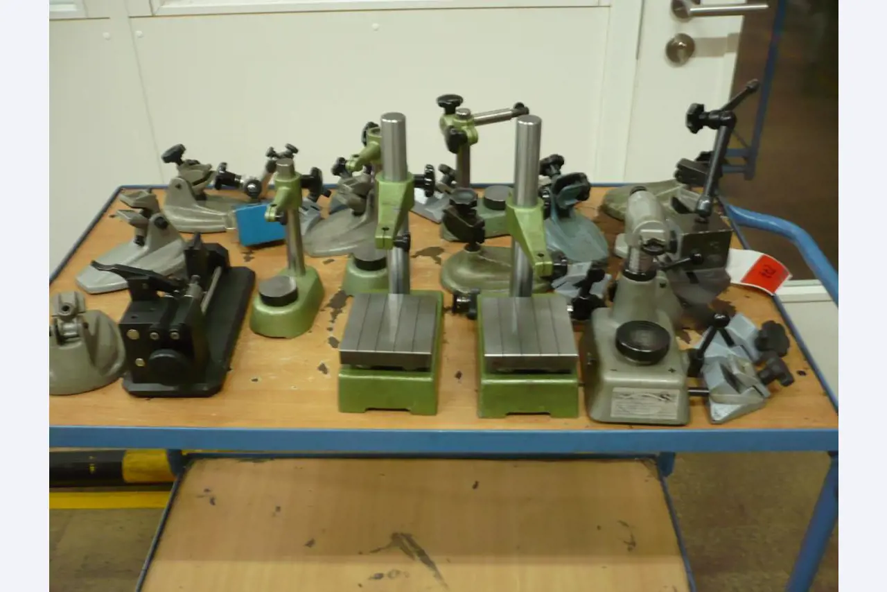 Tornos e fresadoras CNC, rectificadoras CNC, centros de maquinagem CNC-1