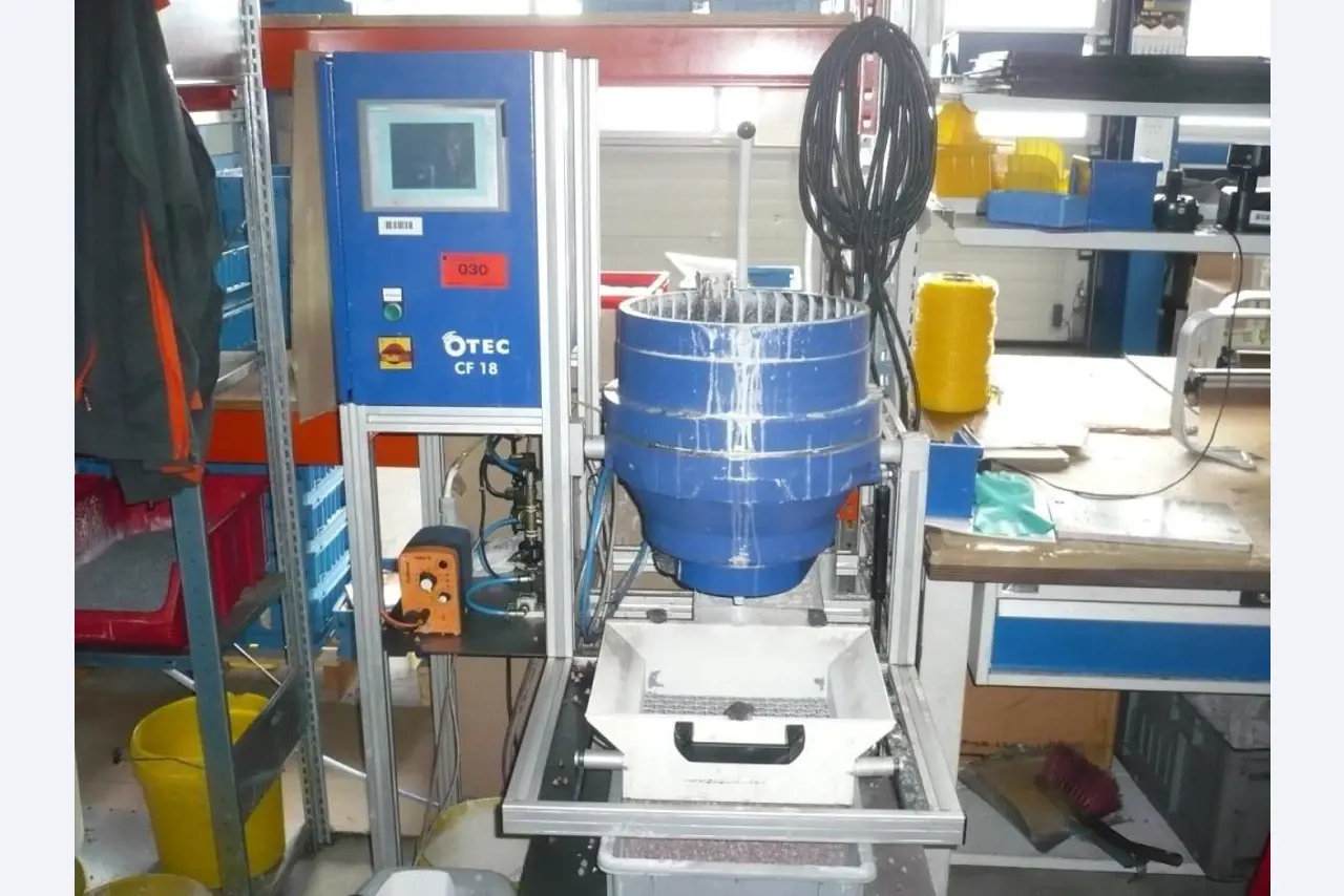 CNC soustruhy a frézky, CNC brusky, CNC obráběcí centra-1