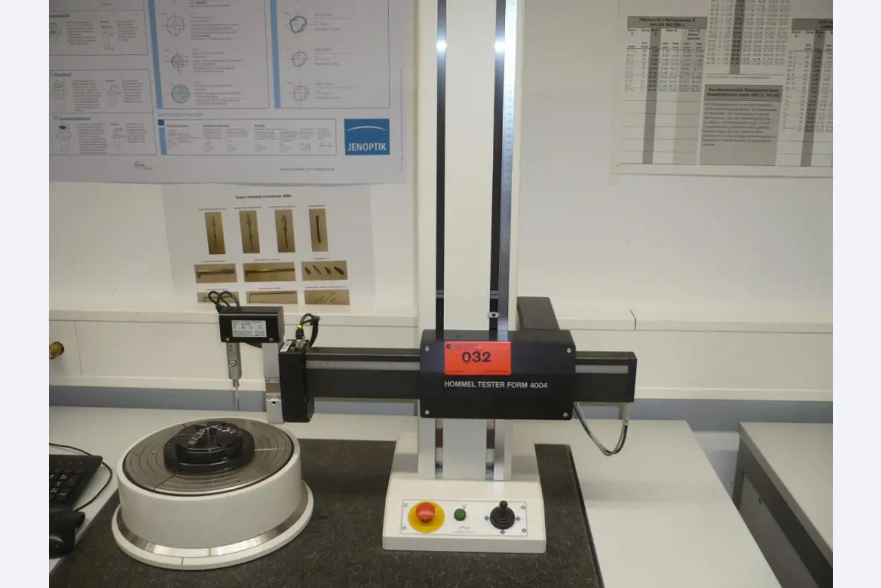 Tornos y fresadoras CNC, rectificadoras CNC, centros de mecanizado CNC-1