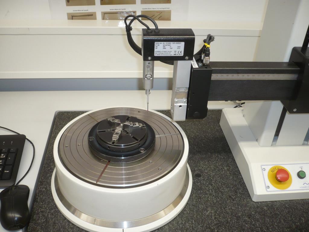 CNC soustruhy a frézky, CNC brusky, CNC obráběcí centra-2